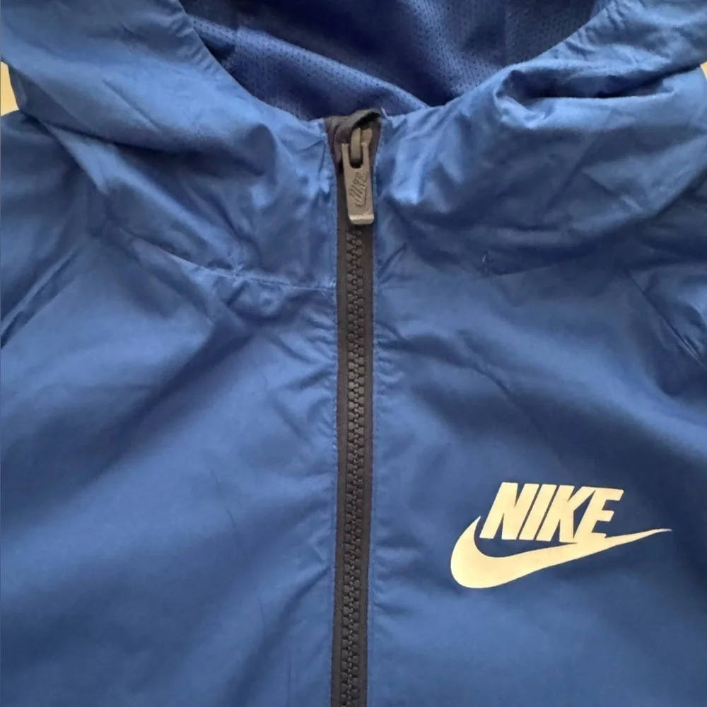 Nike Older Kids Full Zip Windrunner Jacket size XL